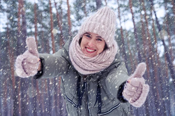 快乐的女人享受冬天的雪看着相机叔叔 — 图库照片