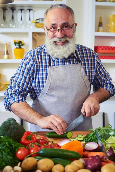 Mature bearded man wearing glasses posing at the camera while pr — Stock Photo, Image