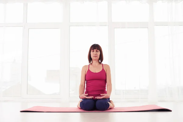 Mulher de meia-idade que envolve uma prática de meditação — Fotografia de Stock