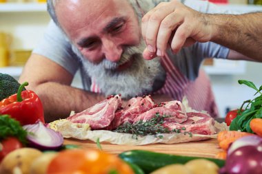 Ham beefsteaks cook tarafından terbiyeli biber ile fotoğraf çekim 