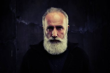 Dar arayan yaşlı sakallı adam resmi