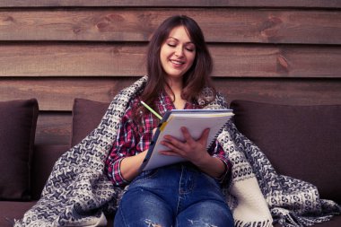 Pozitif kadın planlama ve notlar aşağı süre olan bir r yazma