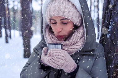 Güzel erkek çay bir fincan çay tadını çıkarırken üfleme 