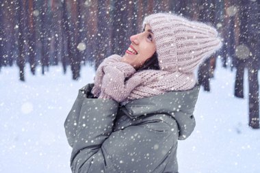 Gökyüzünde ürkütücü isteyen çekici kadın yan görünüm