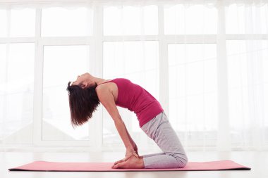 İnce kadın yöntemler ustrasana veya deve poz  