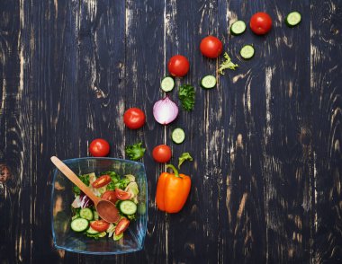 Kare cam kase salata ve kemer st düzenlenmiş malzemeler ile