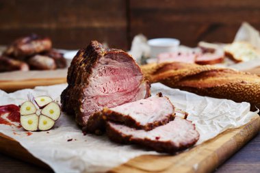 Nefis orta yapılan et ahşap bir gemide yalan dilim 