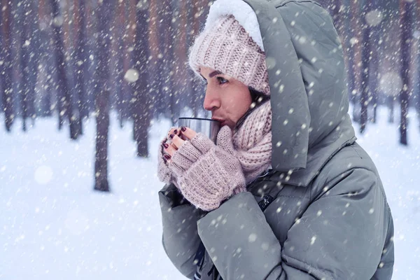 Außenaufnahme einer Frau, die Tee oder Kaffee aus der Tasse trinkt — Stockfoto