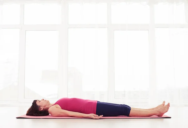 Mujer pacífica renovando energía después de un entrenamiento intensivo — Foto de Stock