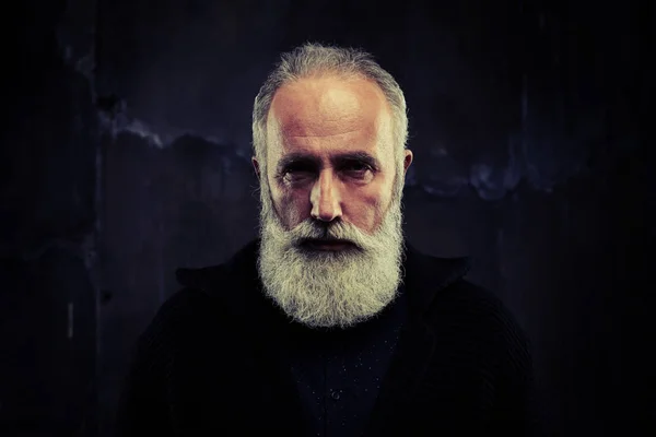Dar arayan yaşlı sakallı adam resmi — Stok fotoğraf