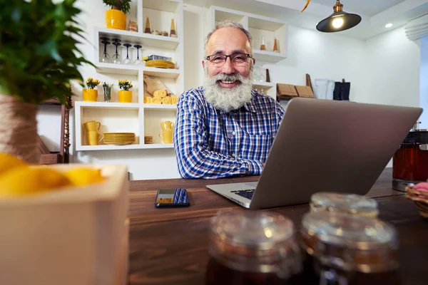 Porträtt av glada och skrattar mjukt skäggig man tittar på th — Stockfoto