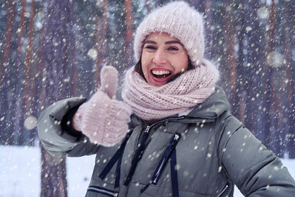 Retrato de mulher desfrutando de dia de inverno ao ar livre — Fotografia de Stock