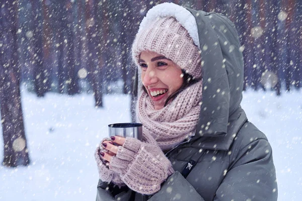 Side view of cheerful person tasting a cup of tea outdoors — Stock Photo, Image