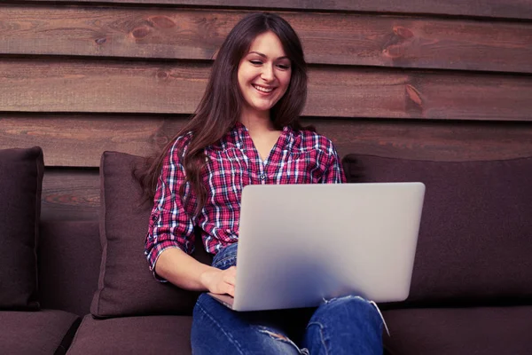 Sorridente giovane signora utilizzando il computer portatile — Foto Stock