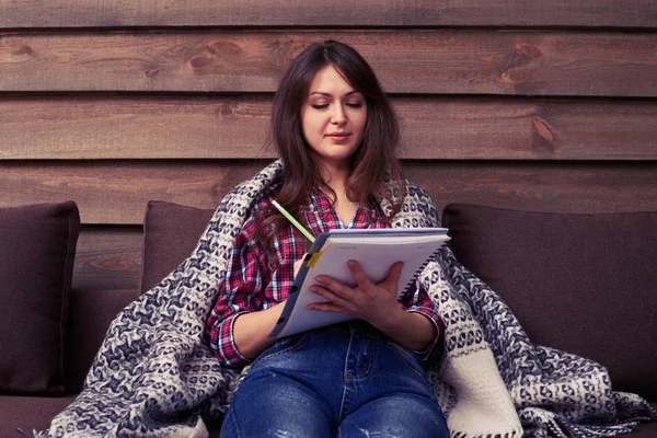 Student som studerar medan du sitter i soffan i en mysig atmosfär — Stockfoto