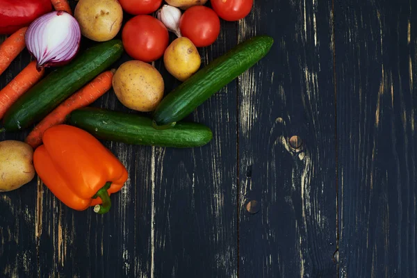 Sappige verse groenten voor het koken over donkere lay flat-wit — Stockfoto