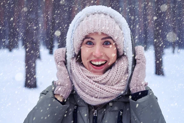 Verbaasd lachende vrouw in een modieuze gebreide winter outfit l — Stockfoto