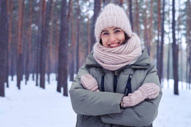 Wint karlı manzara karşı katlanmış ellerle büyüleyici modeli