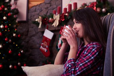 Bir fincan çay bir koltuk su içinde otururken dinking rüya gibi kız