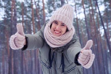 Son derece mutlu erkek bir jest onay geldi gösterilen