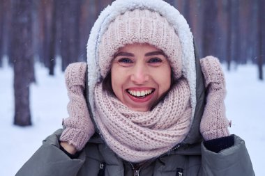 Kafa elinde tutan ve olumlu e ifade sevindim genç kadın