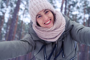 Neşeli erkek iki el yayılan kameraya gülümseyen 