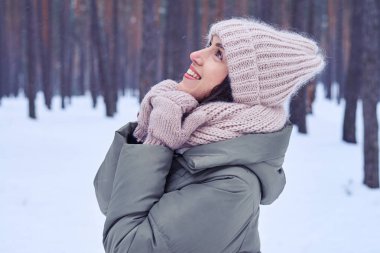 Sevimli beyaz modeli holding pembe örgü atkı yan görünüm