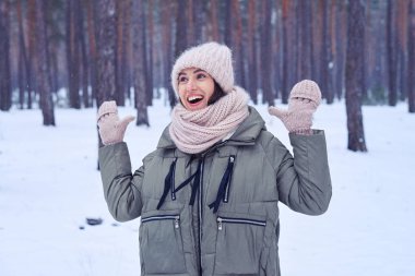 Yana doğru seyir kaldırdı elleriyle sürpriz erkek 