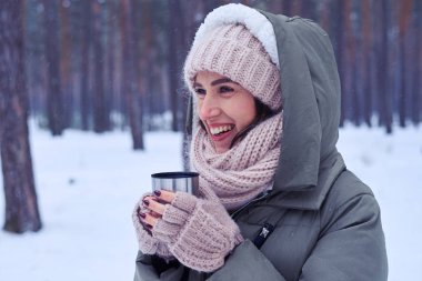 Bir fincan kahve yan bakarak modeliyle gülümseyen dişlek