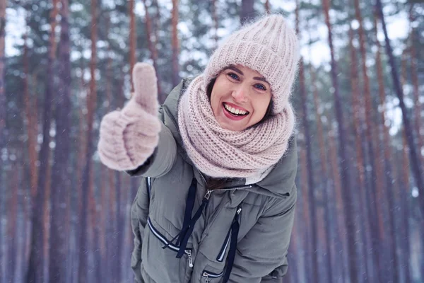 Allegro giovane donna tenendo il pollice verso l'alto mostrando approvazione — Foto Stock