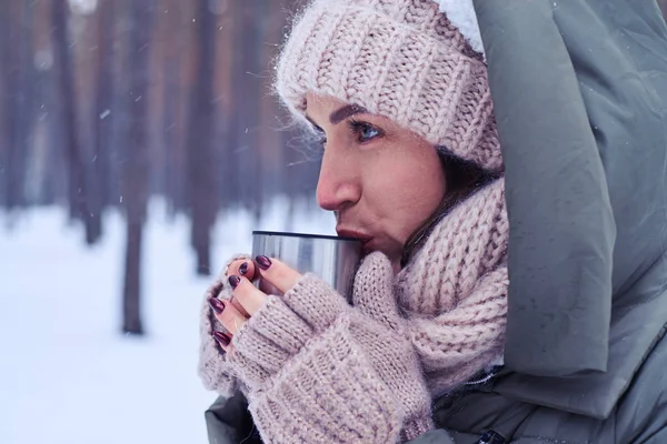 Mujer concentrada mirando recto mientras disfruta de la taza caliente de te —  Fotos de Stock