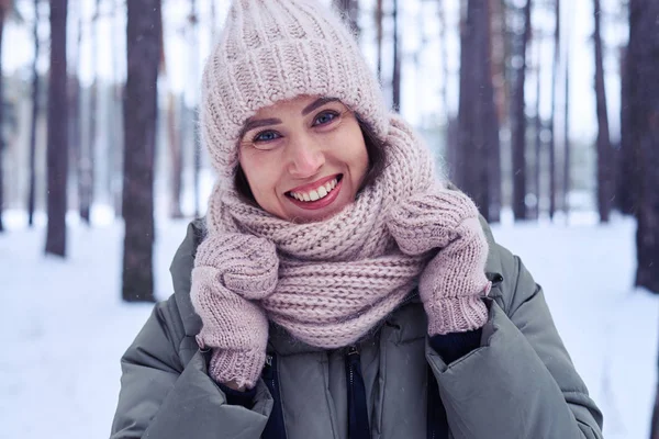 Sorriso requintado de mulher durante o passeio invernal na floresta — Fotografia de Stock