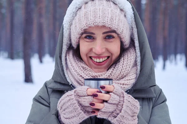 Extremo primer plano de la cara de la hermosa mujer sosteniendo una taza de — Foto de Stock