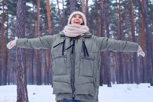 Mulher extremamente feliz se alegra bom tempo invernal na floresta — Fotografia de Stock