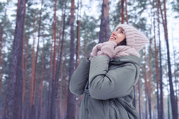 Ao ar livre tiro de mulher segurando cachecol em um dia de inverno — Fotografia de Stock
