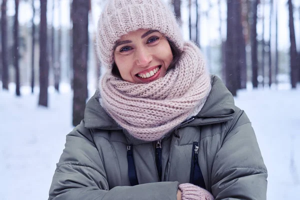 Sensuele vrouw met gevouwen handen kijken naar de camera met een lan — Stockfoto