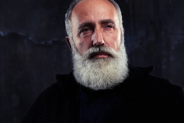 Sakallı olgun beyefendi resmi elbise ve siyah kazak