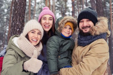 Son derece memnun aile zaman harcama yaparken eğleniyor
