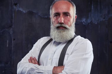 Adam derin göz siyah geri izole kamera poz ile