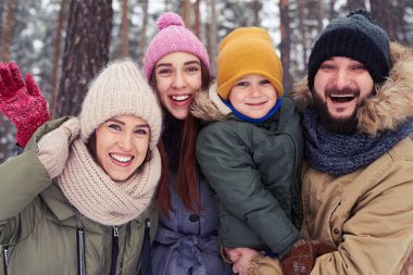 Çok memnun aile tatil ormandaki yürüyüşte sırasında sarılma