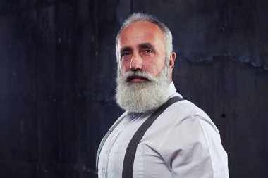 Olgun adam doğrudan kamera isolat arayan ciddi bakışları