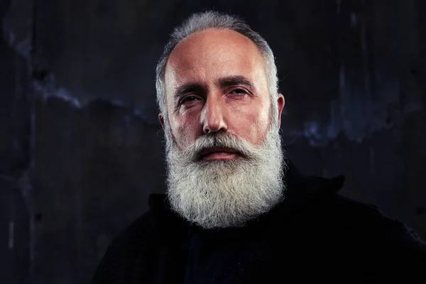 Close-up retrato de homem maduro concentrado com barba cinza e — Fotografia de Stock