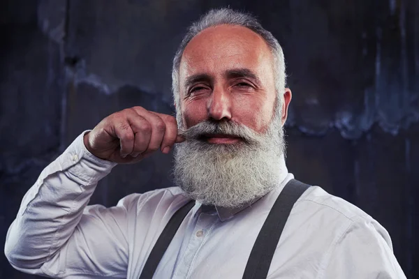 Örömmel magas rangú ember twirling szakáll — Stock Fotó