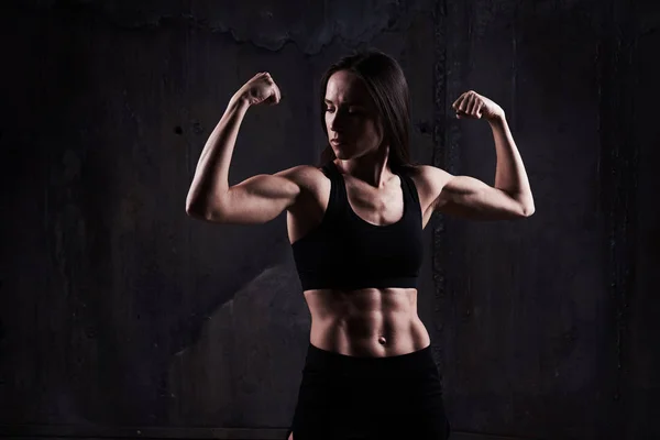 Ładna kobieta wyginanie biceps na białym tle zardzewiały — Zdjęcie stockowe