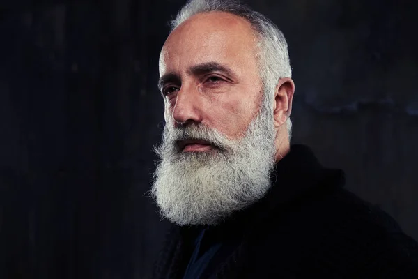 Retrato de elegante bonito macho com barba posando no escuro — Fotografia de Stock
