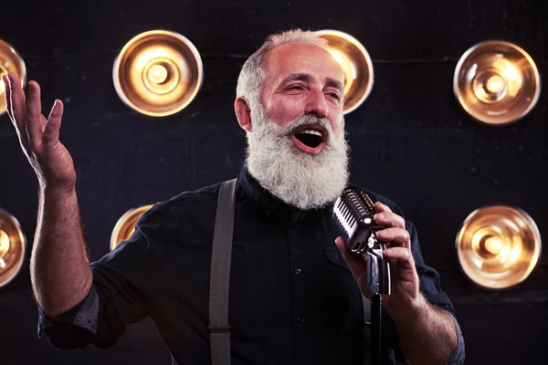 Senior caucásico macho cantante dando un live soul cantando performa — Foto de Stock