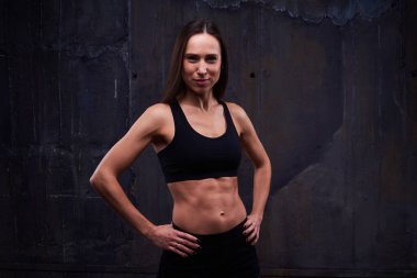 Yarı açık sporcumuz camer seyir bel üzerinde elleriyle