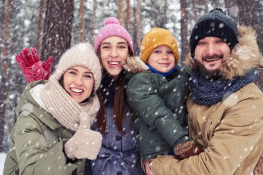 Mutlu her ot için bağ Dört Kişilik ailenin düşük açılı görünüş