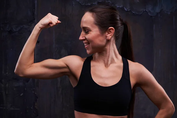 Mujer deportiva contundente mostrando su cuerpo entrenado en la cámara iso —  Fotos de Stock