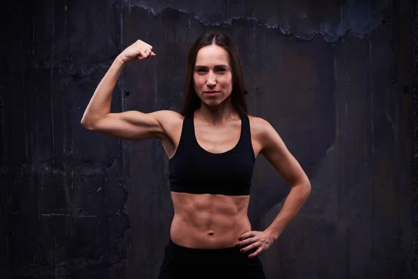 Щаслива спортивна жінка, що показує своє треноване тіло в камері, ізолює — стокове фото
